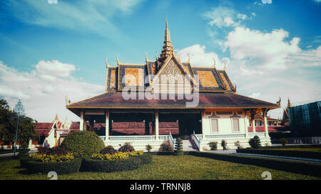 Le magnifique Palais royal (& la Pagode d'argent) architecture avec un beau ciel bleu clair et dynamique, situé dans la ville de Phnom Penh, Cambodge. Banque D'Images