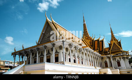 Le magnifique Palais royal (& la Pagode d'argent) architecture avec un beau ciel bleu clair et dynamique, situé dans la ville de Phnom Penh, Cambodge. Banque D'Images