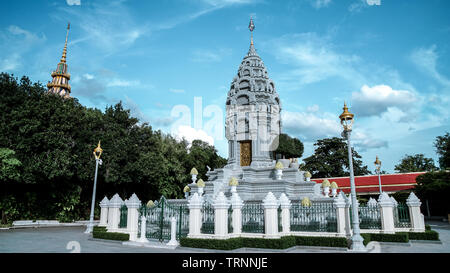 En stupa tower (représentant le roi et la Reine Suramarit Kossomak) situé à l'extérieur à côté de la Pagode d'argent au Palais Royal. (Phnom Banque D'Images