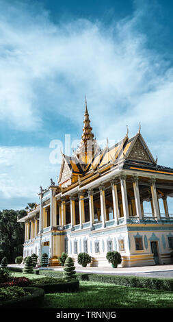 Le magnifique Palais royal (& la Pagode d'argent) architecture avec un beau ciel bleu clair et dynamique, situé dans la ville de Phnom Penh, Cambodge. Banque D'Images