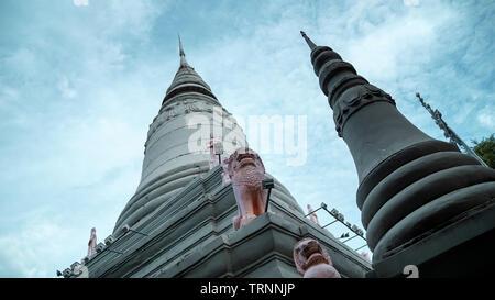 En stupa tower (représentant le roi et la Reine Suramarit Kossomak) situé à l'extérieur à côté de la Pagode d'argent au Palais Royal. (Phnom Banque D'Images