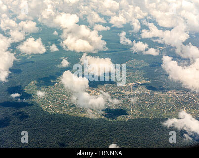 La déforestation pour la plantation de palmiers à huile à la frontière de la Malaisie (jeu) et le Brunei) forêt indigène, Mulu, Malaisie Banque D'Images