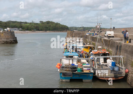 Bateaux de pêche dans le port de Saundersfoot, Pembrokeshire, Pays de Galles Banque D'Images