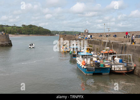 Bateaux de pêche dans le port de Saundersfoot, Pembrokeshire, Pays de Galles Banque D'Images