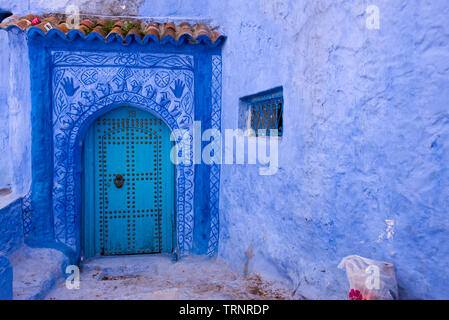 Porte avant dans la ville bleue Chefchaouen, Maroc Banque D'Images