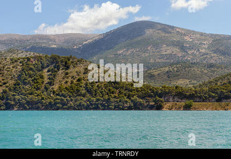 Port d'Argostoli sur l'île de Céphalonie, Grèce. Bel été viiew sur l'eau. Banque D'Images