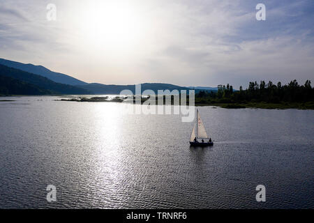 Portrait de famille la voile sur un lac, Cerknica, Slovénie, prises par drone Banque D'Images