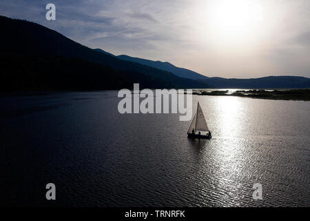 Portrait de famille la voile sur un lac, Cerknica, Slovénie, prises par drone Banque D'Images