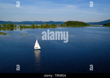 Portrait de famille la voile sur un lac, Cerknica, Slovénie, prises par drone Banque D'Images