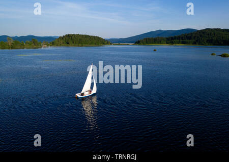 Portrait de famille la voile sur un lac, Cerknica, Slovénie, prises par drone Banque D'Images