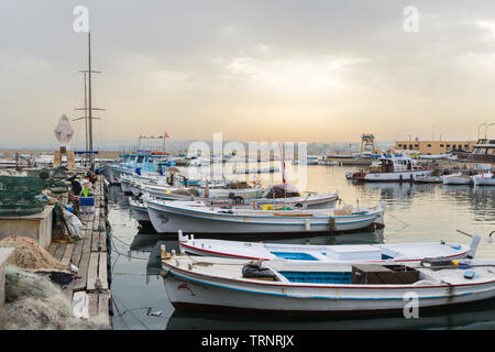 Bateaux dans le port de pneus en début de matinée, Tyr, Liban Banque D'Images