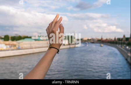 Woman's hand Touch the Sky. Banque D'Images