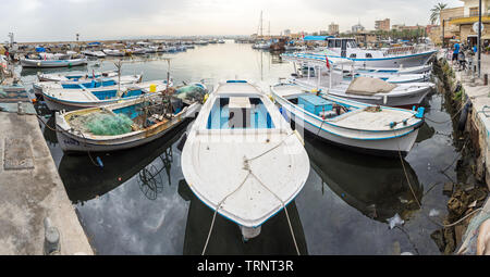 Bateaux dans le port de pneus en début de matinée, Tyr, Liban Banque D'Images