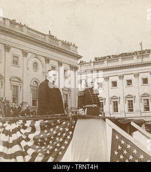 3 octobre 1899 antique, photographie, le président McKinley et l'amiral Dewey examinant les troupes lors de la présentation de l'épée à Washington, DC. Photo originale par B.L. Singley. SOURCE : STÉRÉOGRAMME ORIGINAL CARTE. Banque D'Images