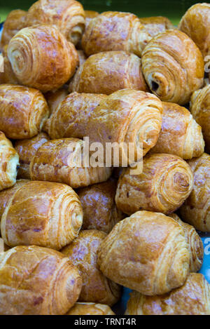 Les pâtisseries exposées dans la boulangerie du marché au Maroc Banque D'Images