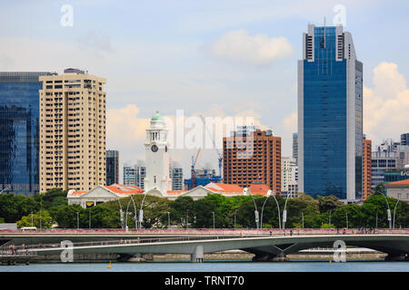 Singapour-13 APR 2019:Singapour Victoria Concert Hall vue du pont Helix Banque D'Images