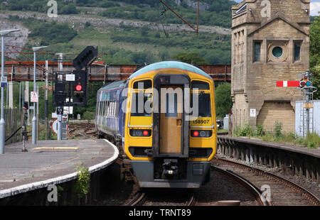 Deux catégorie auto 158 sprinter express dans le Nord de la dmu livery laissant 2 plate-forme à Carnforth gare avec train de passagers Lundi 10 juin 2019. Banque D'Images