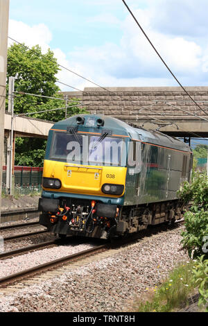 Classe de tension 92 loco électrique dans une livrée bleu calédonien en passant par Bénodet comme moteur de la lumière sur la ligne principale de la côte ouest le 10 juin 2019. Banque D'Images