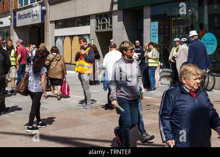 Cork, Irlande, le 10 juin, 2019. Les jeunes délinquants de tournage sur St Patricks Street, Cork City. L'équipage des jeunes délinquants ont été de nouveau en vigueur aujourd'hui le tournage dans les rues de St Patricks Street Merchants Quay à l'extérieur. Credit : Damian Coleman. Credit : Damian Coleman/Alamy Live News Banque D'Images