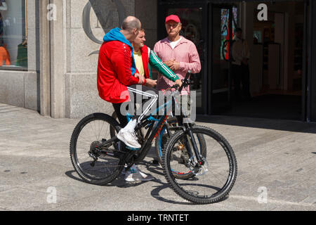 Cork, Irlande, le 10 juin, 2019. Les jeunes délinquants de tournage sur St Patricks Street, Cork City. Être acteurs informés par le Directeur et producteur sur set . Credit : Damian Coleman. Credit : Damian Coleman/Alamy Live News Banque D'Images