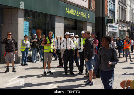 Cork, Irlande, le 10 juin, 2019. Les jeunes délinquants de tournage sur St Patricks Street, Cork City. Être acteurs informés par le Directeur et producteur sur set . Credit : Damian Coleman. Credit : Damian Coleman/Alamy Live News Banque D'Images