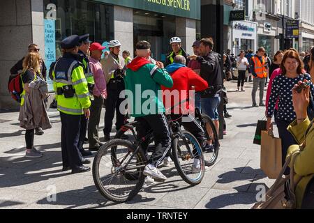 Cork, Irlande, le 10 juin, 2019. Les jeunes délinquants de tournage sur St Patricks Street, Cork City. Être acteurs informés par le Directeur et producteur sur set . Credit : Damian Coleman. Credit : Damian Coleman/Alamy Live News Banque D'Images