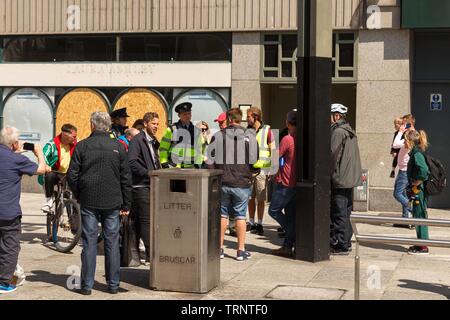 Cork, Irlande, le 10 juin, 2019. Les jeunes délinquants de tournage sur St Patricks Street, Cork City. Être acteurs informés par le Directeur et producteur sur set . Credit : Damian Coleman. Credit : Damian Coleman/Alamy Live News Banque D'Images