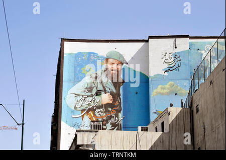 Peinture murale avec le commandant Seyed Mojtaba Hashemi sur un bâtiment dans la ville de Téhéran, Iran Banque D'Images