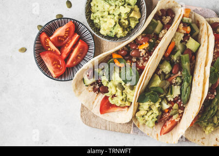 Vegan tortillas avec le quinoa, les asperges, les haricots, les légumes et le guacamole. Banque D'Images