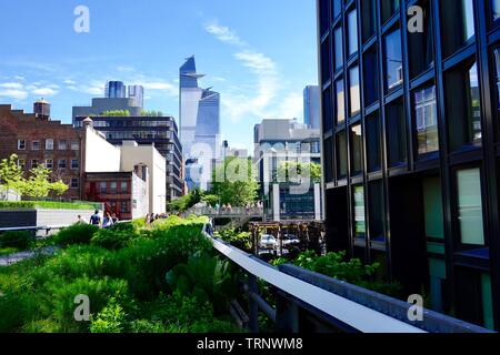 Skyline avec les gens vus de l'intérieur du parc public, converti en parc linéaire de rail, la ligne haute, New York, NY, USA Banque D'Images