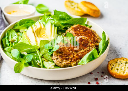 Salade verte à l'avocat, concombre et de lentilles escalope dans une assiette blanche. Banque D'Images