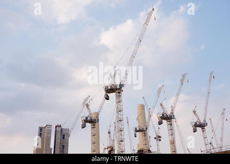 Groupe de grues à tour sur un chantier de construction à Londres, Angleterre Banque D'Images