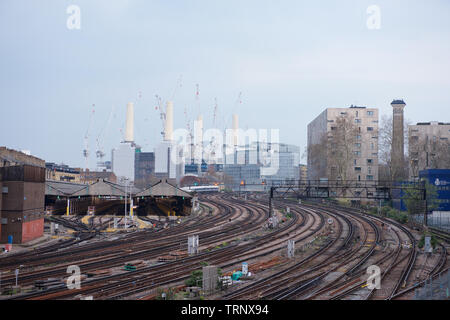 Les lignes de chemin de fer passé Battersea Power Station à Londres, Angleterre Banque D'Images