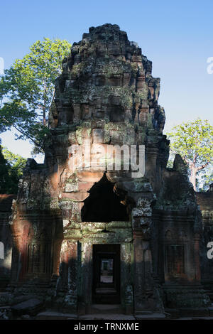 Tower et du corridor central sur l'axe est-ouest du Ta Prohm temple, Angkor, Siem Reap, Cambodge Banque D'Images