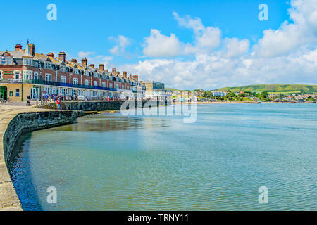 Une vue de front de mer sur une chatoyante Swanage juin jour lumineux Banque D'Images