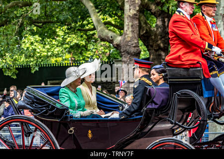 Le duc et la duchesse de Sussex, la duchesse de Cambridge et la duchesse de Cornwall dans une calèche sur le Mall à Trooping The Color, Londres, Royaume-Uni, 2019 Banque D'Images