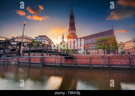 Hambourg, Allemagne. Image citadine de Hambourg, Speicherstadt au coucher du soleil. Banque D'Images