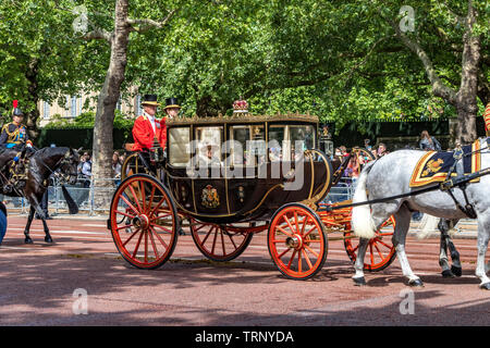 Sa Majesté la Reine équitation de l'État écossais Coach le long de la galerie marchande de la Parade du cérémonie couleur ,London 2019 Banque D'Images