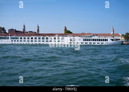 10 - Mai - 2019, Venise, Italie : La Comtesse de la rivière en bateau-ferry, impliqué dans l'accident avec le navire de croisière MSC Opera dans le canal Giudecca à Venise 2/0 Banque D'Images