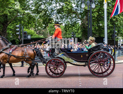 La duchesse de Sussex roule en calèche avec la duchesse de Cambridge Trooping The Color , Londres,UK, 2019 Banque D'Images