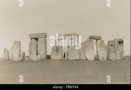 C Antique1950 photo, les touristes à Stonehenge dans le Wiltshire, Angleterre. Stonehenge est un monument préhistorique. Il se compose d'un anneau de pierres de remblais situé au milieu des plus complexe dense du Néolithique et âge du Bronze monuments historiques en Angleterre. SOURCE : ORIGINAL. Photographie Banque D'Images