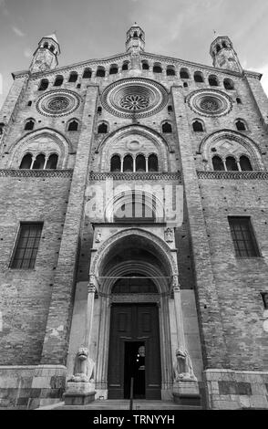 Entrée latérale de la cathédrale. Cremona. Italie Banque D'Images