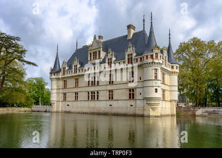 Château d'Azay-le-Rideau est situé sur une île de la rivière Indre Banque D'Images