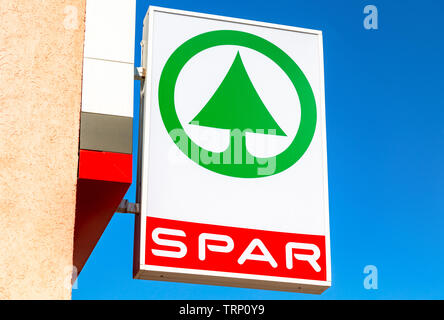 Samara, Russie - 9 juin 2019 : Logo du supermarché Spar est une chaîne de magasins et de franchise internationale Banque D'Images