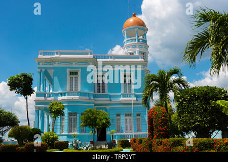 Avant de l'Palacio Azul ( maintenant un hôtel) construit en 1921 et un ancien dans le vieux quartier de classe supérieure sur Punta Gorda, Cienfuegos, Cuba Banque D'Images