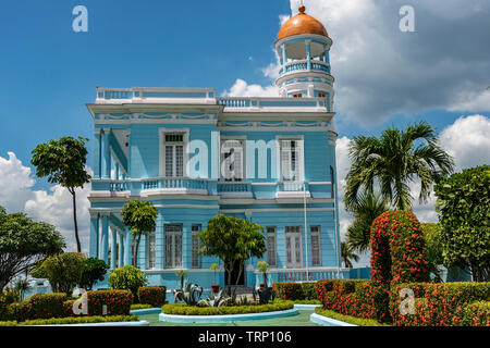 Avant de l'Palacio Azul ( maintenant un hôtel) construit en 1921 et un ancien dans le vieux quartier de classe supérieure sur Punta Gorda, Cienfuegos, Cuba Banque D'Images