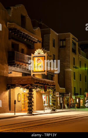 L'hôtel La Fonda sous la neige, Santa Fe, Nouveau Mexique USA Banque D'Images