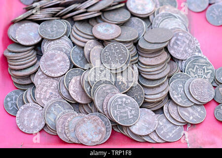 Ancien vintage, pièces indiennes dans l'arrière-plan du marché indien dans la rue à Rishikesh, Inde. Close up. Banque D'Images