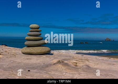 Cairn empilé sur une plage de sable avec l'océan Pacifique en arrière-plan, Ruby Beach, Parc national Olympique, Washington, États-Unis Banque D'Images