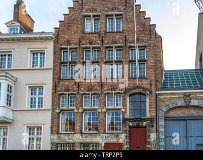 Extérieur de maison médiévale face à l'un des canaux. Ville de Bruges rue tourné depuis le bateau. Banque D'Images